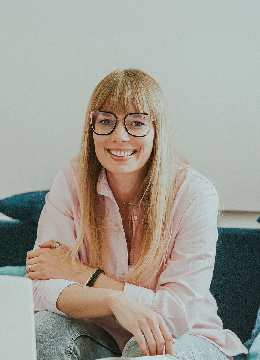 mgr Oktawia Bogulska w trakcie pracy fizjoterapeutycznej